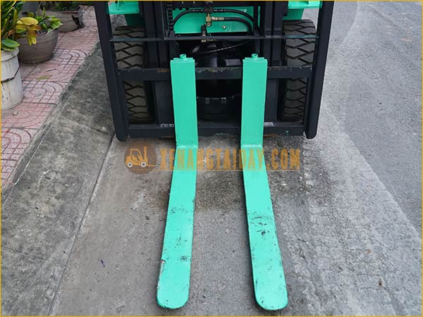 Xe nâng dầu MITSUBISHI FDE25T