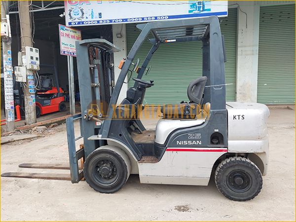 Xe Nâng Dầu Nissan YL02A25