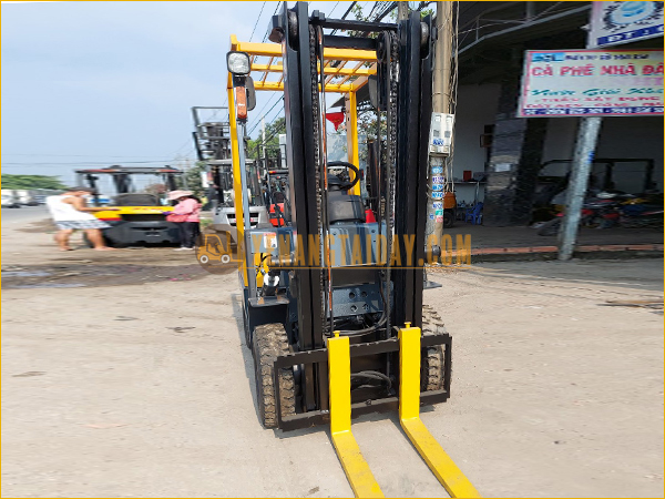 Xe nâng dầu TCM FHD15Z8