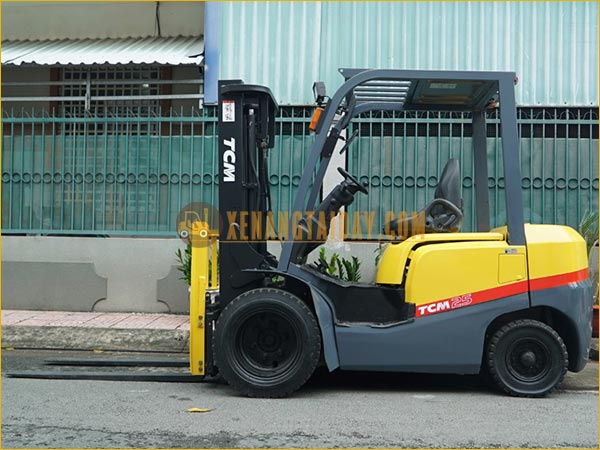 Xe nâng dầu TCM FD25T3