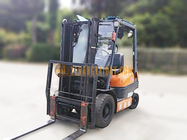Xe nâng dầu TOYOTA 02-6FD20