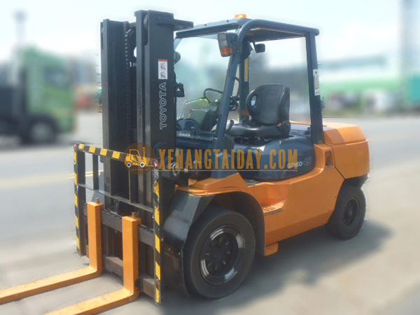 Xe nâng dầu TOYOTA 02-7FD45