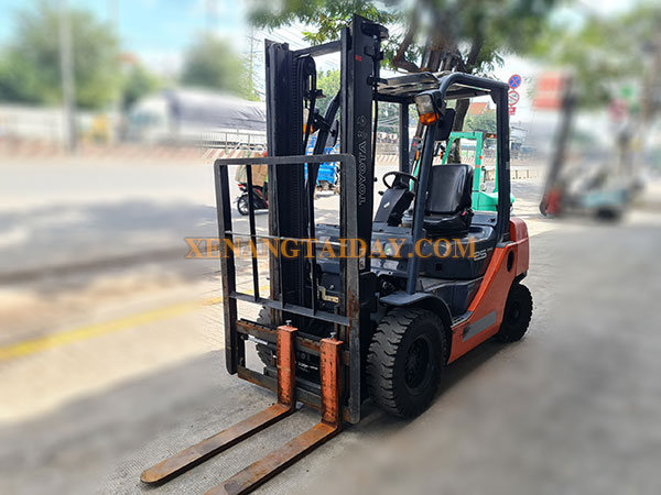 Xe nâng dầu TOYOTA 02-8FD25