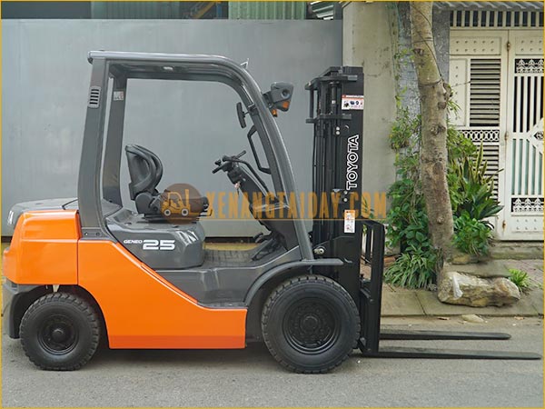 Xe nâng dầu TOYOTA 02-8FD25