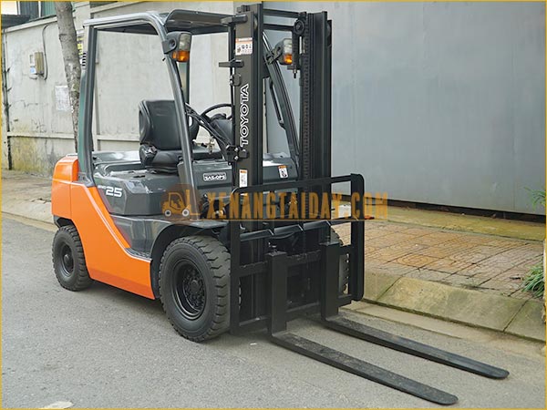 Xe nâng dầu TOYOTA 02-8FD25