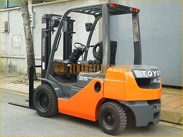 Xe nâng dầu TOYOTA 02-8FD25