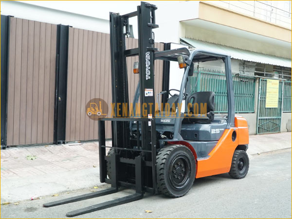 Xe nâng dầu TOYOTA 02-8FD25