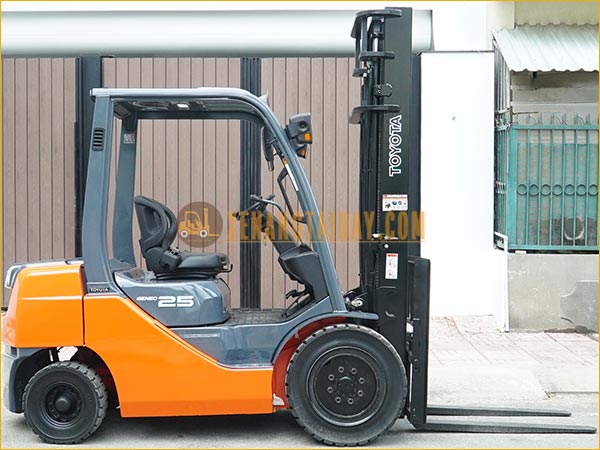 Xe nâng dầu TOYOTA 02-8FD25