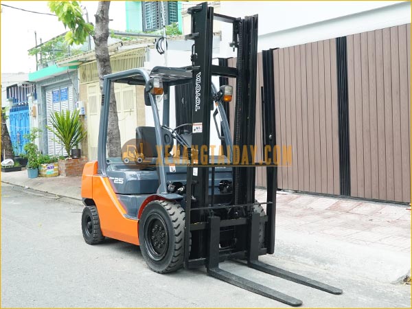 Xe nâng dầu TOYOTA 02-8FD25