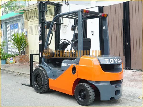 Xe nâng dầu TOYOTA 02-8FD25