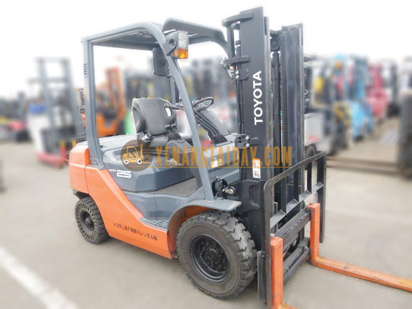 Xe nâng dầu TOYOTA 50-8FD25