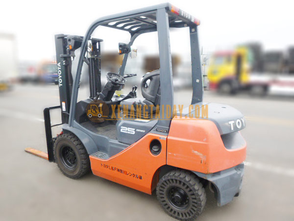 Xe nâng dầu TOYOTA 50-8FD25