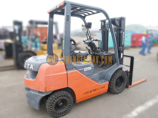 Xe nâng dầu TOYOTA 50-8FD25