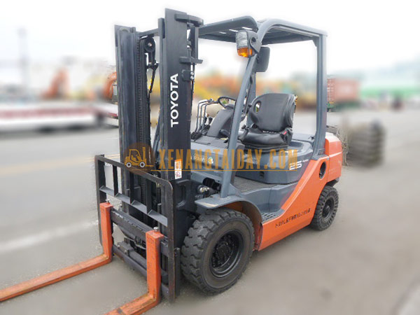 Xe nâng dầu TOYOTA 50-8FD25