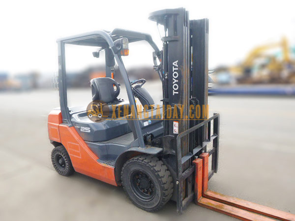 Xe nâng dầu TOYOTA 52-8FD25