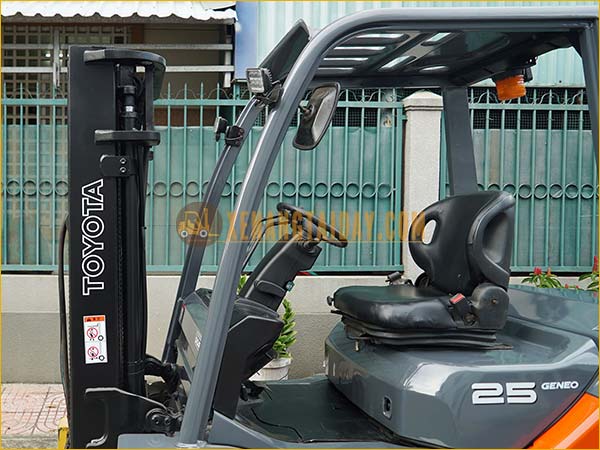 Xe nâng dầu TOYOTA 52-8FD25