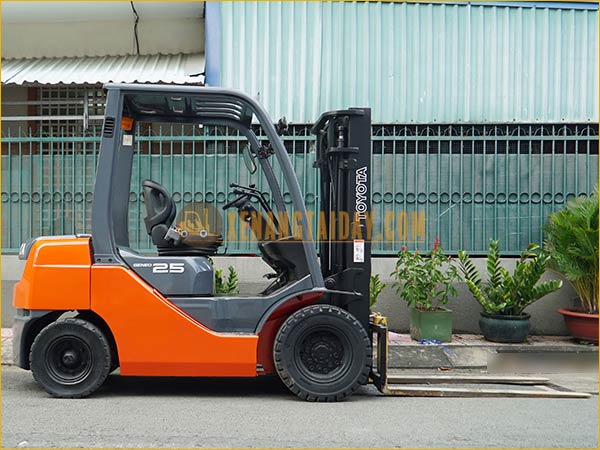 Xe nâng dầu TOYOTA 52-8FD25