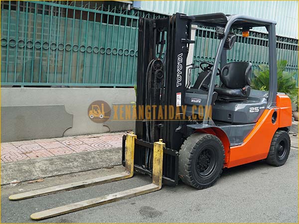 Xe nâng dầu TOYOTA 52-8FD25