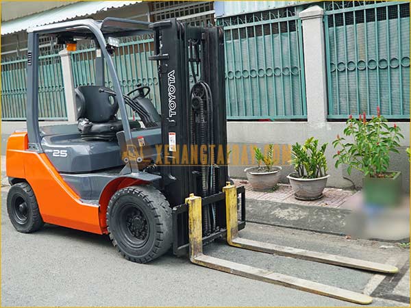 Xe nâng dầu TOYOTA 52-8FD25