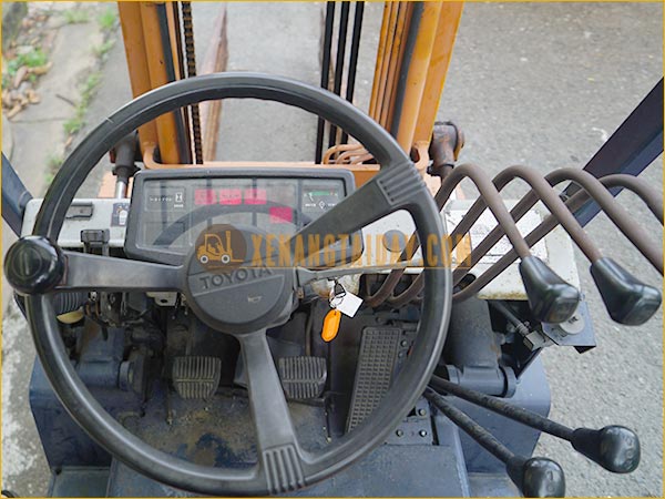 Xe nâng dầu TOYOTA 5FD18