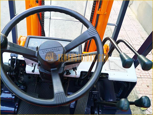 Xe nâng dầu TOYOTA 5FD20