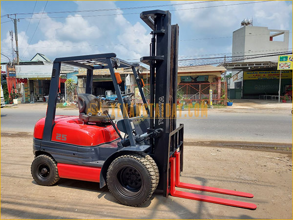 Xe nâng dầu TOYOTA 6FD25
