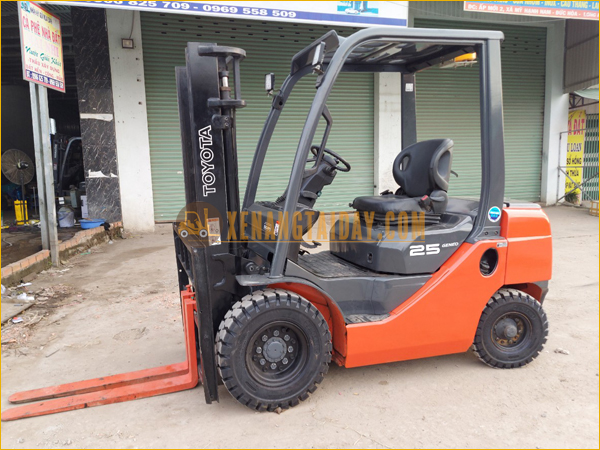 Xe nâng dầu TOYOTA 52-8FD25