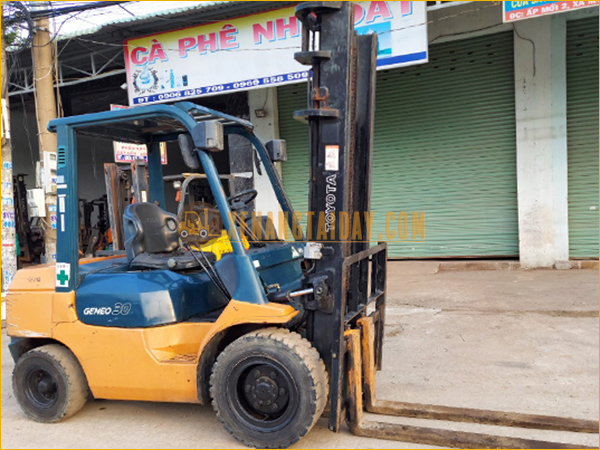 Xe nâng dầu TOYOTA 7FD30