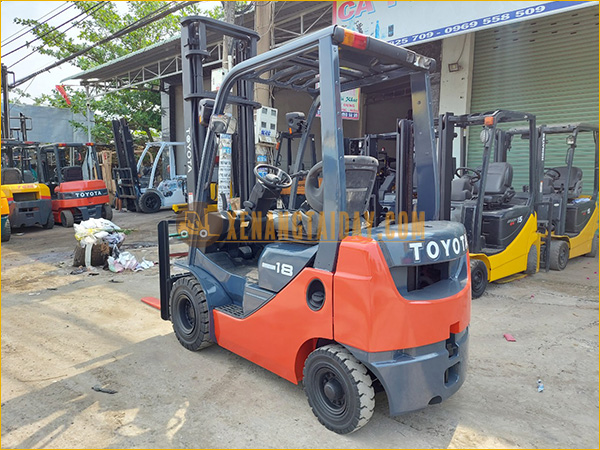 Xe nâng dầu TOYOTA 8FD18