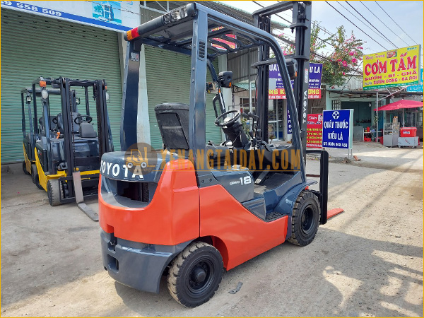 Xe nâng dầu TOYOTA 8FD18