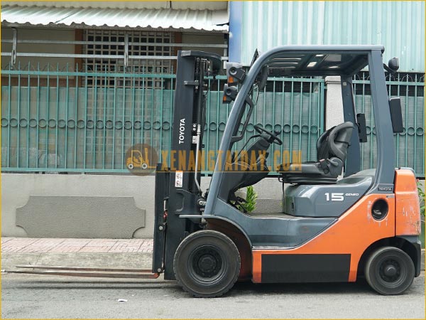 Xe nâng dầu TOYOTA 8FDL15