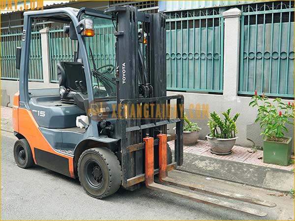 Xe nâng dầu TOYOTA 8FDL15