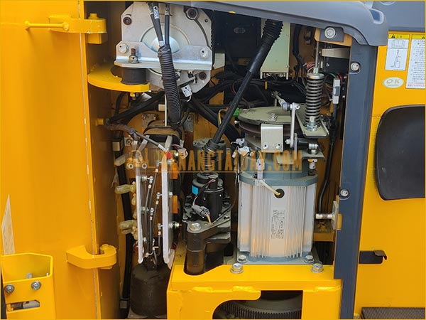 Xe nâng điện đứng lái KOMATSU FB15RL-15