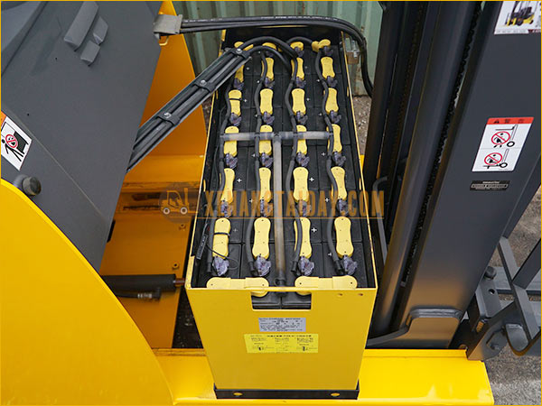 Xe nâng điện đứng lái KOMATSU FB15RS-15