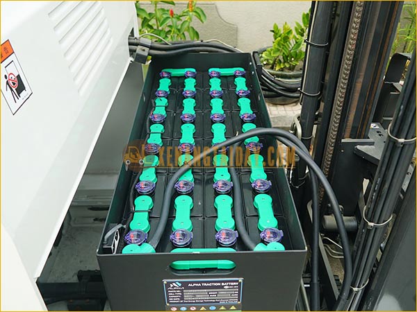 Xe nâng điện đứng lái NICHIYU FBRM15-80B-470SF gắn bình điện axít chì 48V - 290Ah VFP4