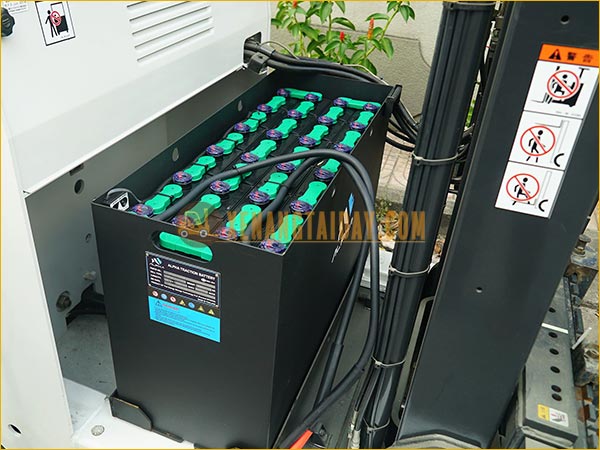 Xe nâng điện đứng lái NICHIYU FBRM15-80B-470SF gắn bình điện axít chì 48V - 290Ah VFP4