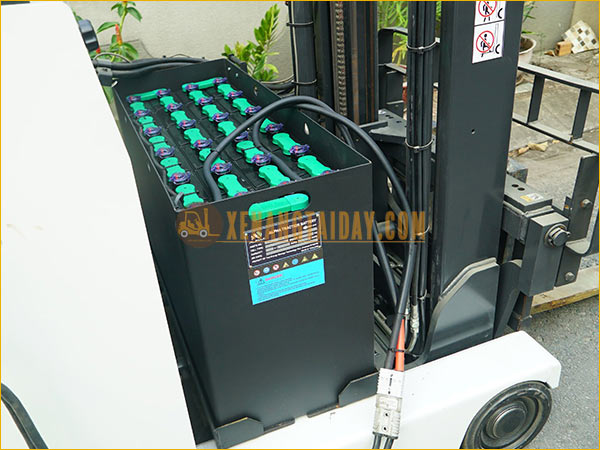 Xe nâng điện đứng lái NICHIYU FBRM15-80B-470SF gắn bình điện axít chì 48V - 290Ah VFP4