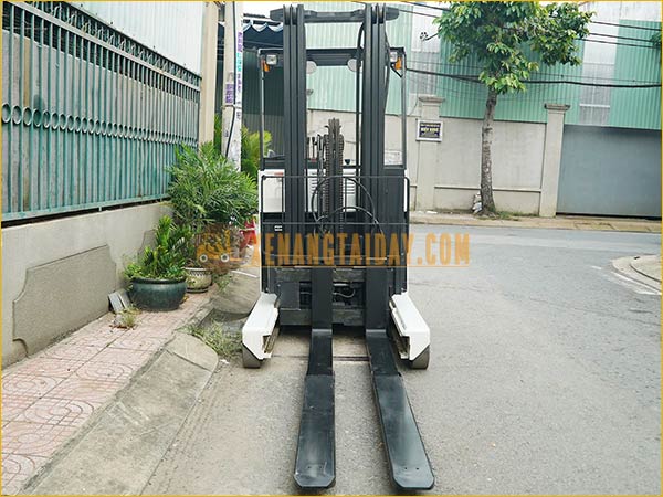 Xe nâng điện đứng lái NICHIYU FBRM25-H80B-470 gắn bình điện axít chì 48V - 470Ah VTI470