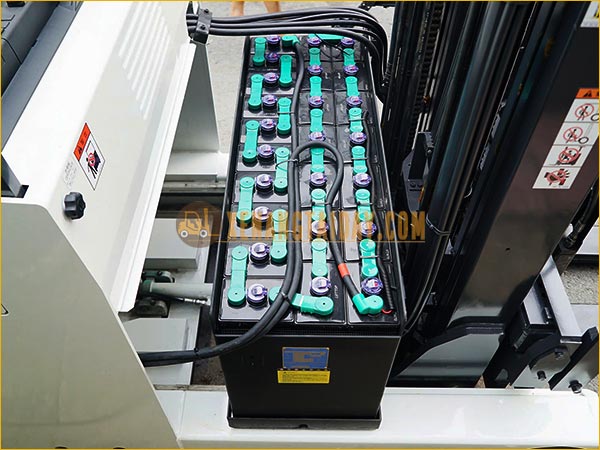 Xe nâng điện đứng lái NICHIYU FBRM25-H80B-470 gắn bình điện axít chì 48V - 470Ah VTI470