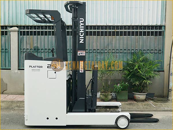Xe nâng càng phóng khi thu gọn...