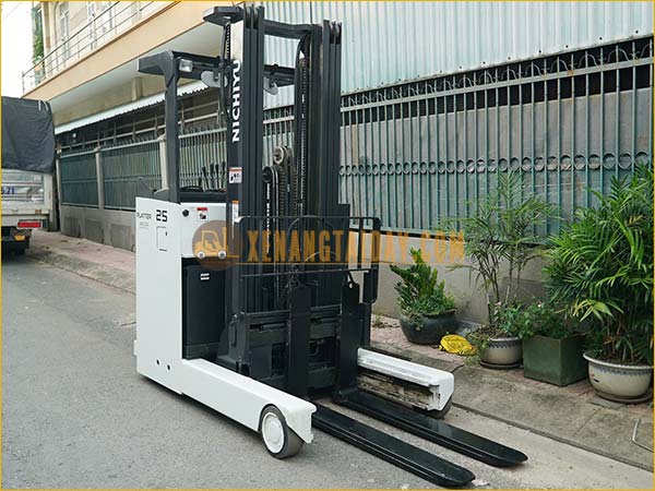 Xe nâng điện đứng lái NICHIYU FBRM25-H80B-470 gắn bình điện axít chì 48V - 470Ah VTI470