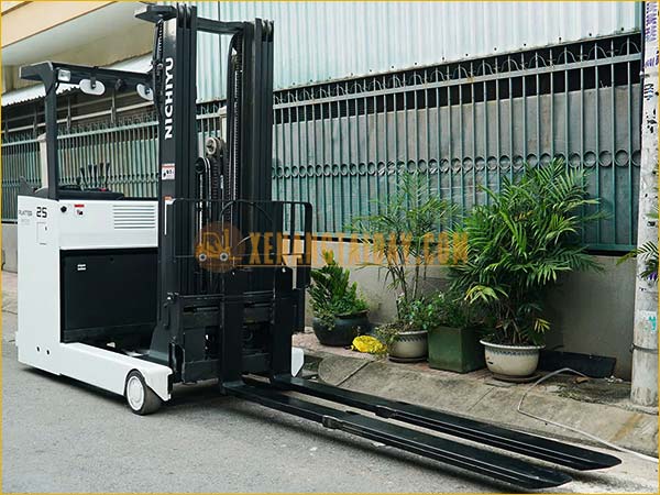 Xe nâng điện đứng lái NICHIYU FBRM25-H80B-470 được trang bị bộ dịch giá và càng phóng double deep
