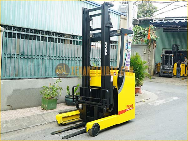 Xe nâng điện đứng lái TCM FBR15-8