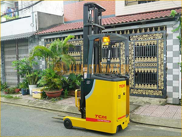 Xe nâng điện đứng lái TCM FBR9-8C