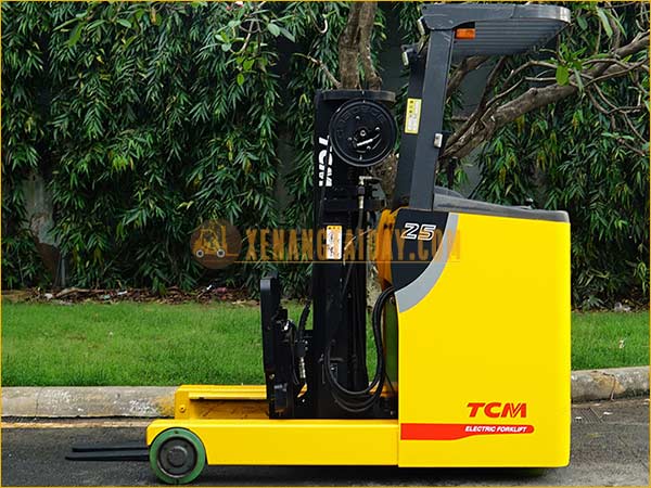 Xe nâng điện đứng lái TCM FRHB25-8