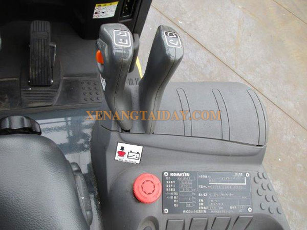 Xe nâng điện ngồi lái ba bánh KOMATSU FB15M-12