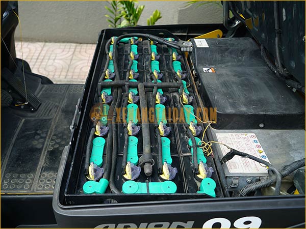 Xe nâng điện ngồi lái KOMATSU FB09M-12