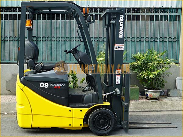 Xe nâng điện ngồi lái KOMATSU FB09M-12