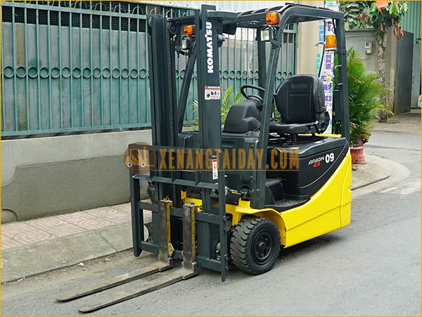 Xe nâng điện ngồi lái KOMATSU FB09M-12