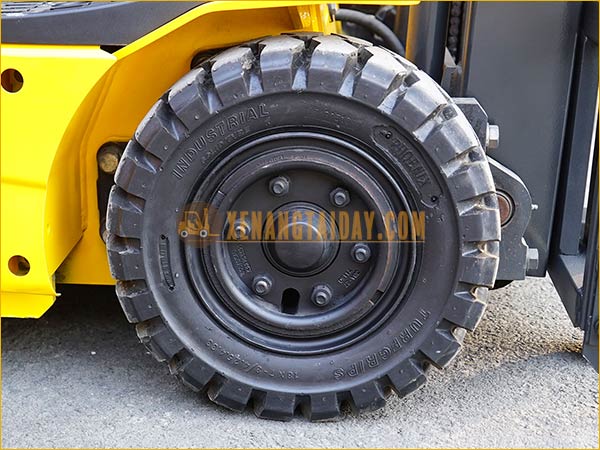 Xe nâng điện ngồi lái KOMATSU FB09M-12